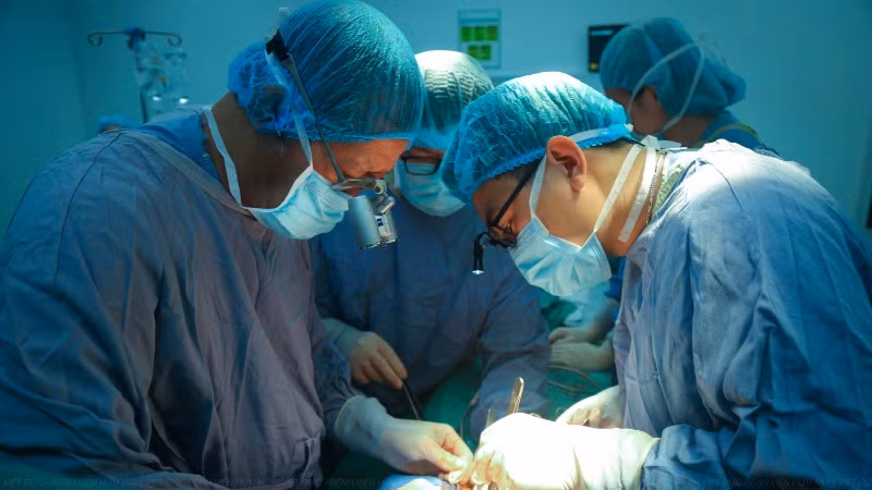 Thực hiện Quy hoạch mạng lưới cơ sở y tế giúp xây dựng hệ thống cơ sở khám bệnh, chữa bệnh tương đương các nước phát triển. Ảnh: Các bác sĩ Bệnh viện Hữu nghị Việt Đức thực hiện ca phẫu thuật ghép đồng thời tim gan.