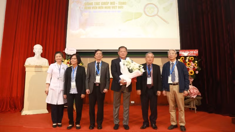 Hội Ghép tạng Việt Nam trao quyết định bổ nhiệm TS, BS Dương Đức Hùng, Giám đốc Bệnh viện Hữu nghị Việt Đức (người ôm hoa) giữ chức vụ Phó Chủ tịch Hội Ghép tạng Việt Nam.