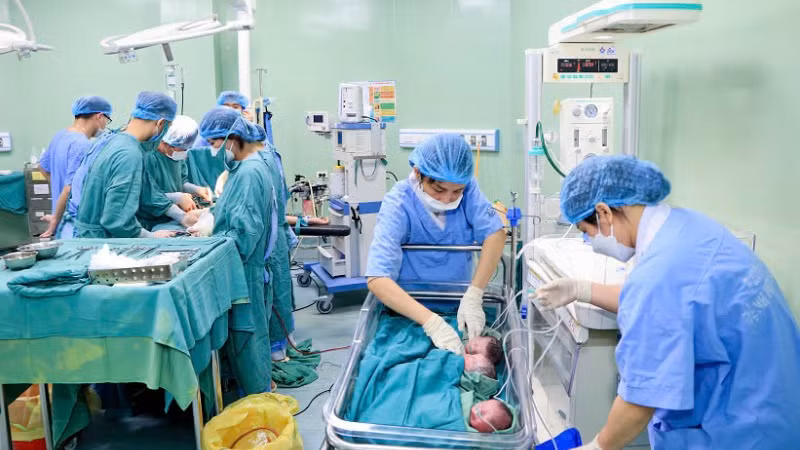 Bệnh viện sản nhi Nghệ An không ngừng phấn đấu trở thành bệnh viện vùng trong lĩnh vực sản khoa và nhi khoa. Trong ảnh: chăm sóc trẻ sơ sinh (Ảnh: Thành Châu).