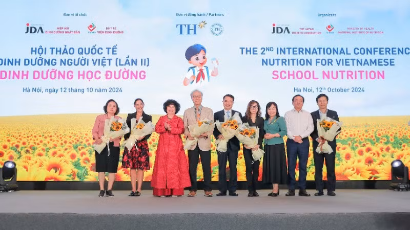 Đại diện ban tổ chức tặng hoa các báo cáo viên, diễn giả tại hội thảo