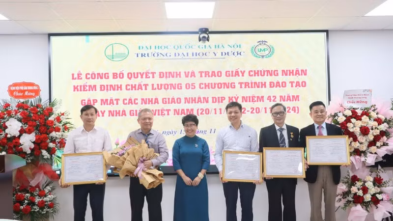 Đại diện Trung tâm kiểm định chất lượng giáo dục Thăng Long trao Chứng nhận đạt tiêu chuẩn chất lượng cho 5 chương trình đào tạo của Trường đại học Y Dược.