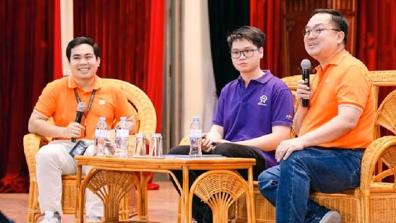 Các diễn giả trao đổi với sinh viên Đại học Bách khoa Hà Nội.