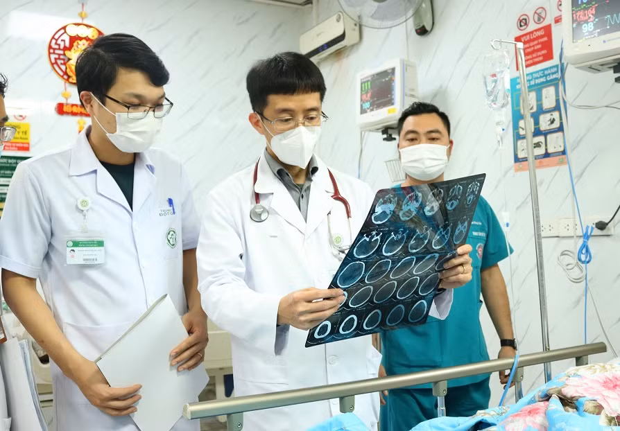 Phó giáo sư, Tiến sĩ Mai Duy Tôn cùng ekip thăm khám cho bệnh nhân đang điều trị tại Trung tâm Đột quỵ. (Ảnh: Bệnh viện Bạch Mai)