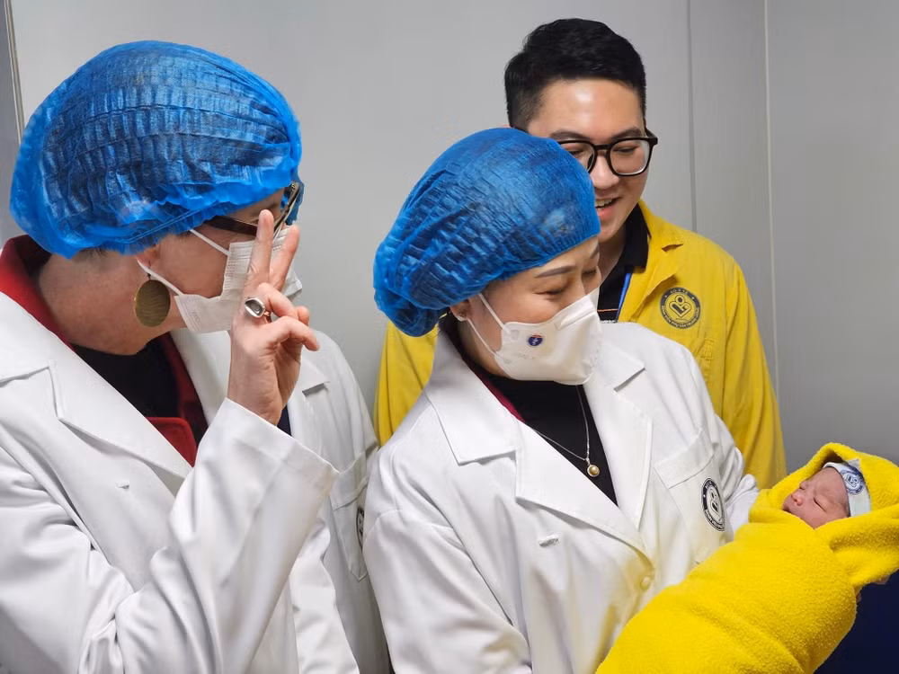 Bộ trưởng Y tế Đào Hồng Lan và Trưởng đại diện Tổ chức Y tế Thế giới tại Việt Nam Angela Pratt đón những công dân đầu tiên được sinh ra trong năm Giáp Thìn tại Bệnh viện Phụ sản Trung ương Bộ trưởng Y tế Đào Hồng Lan và Trưởng đại diện Tổ chức Y tế Thế giới tại Việt Nam Angela Pratt đón những công dân đầu tiên được sinh ra trong năm Giáp Thìn tại Bệnh viện Phụ sản Trung ương