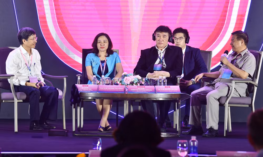 Các chuyên gia trong nước và nước ngoài trao đổi về công tác phòng chống sốt xuất huyết.