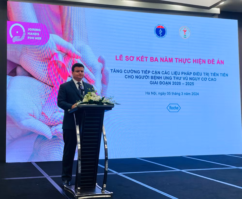 Ông Lennor Carrillo - Tổng Giám đốc Roche Pharma Việt Nam phát biểu. Ông Lennor Carrillo - Tổng Giám đốc Roche Pharma Việt Nam phát biểu.
