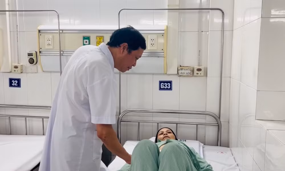Bác sĩ thăm khám lại cho người bệnh ở ngày thứ tám sau mổ. Bác sĩ thăm khám lại cho người bệnh ở ngày thứ tám sau mổ.