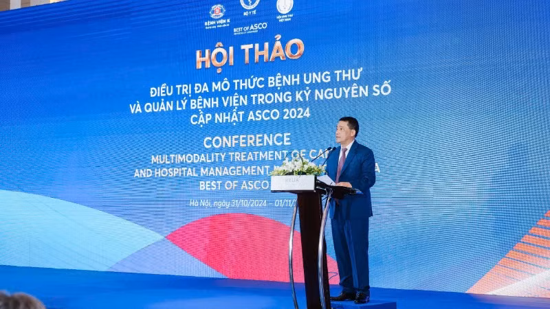 Giáo sư, Tiến sĩ Lê Văn Quảng, Giám đốc Bệnh viện K phát biểu khai mạc Hội thảo. Giáo sư, Tiến sĩ Lê Văn Quảng, Giám đốc Bệnh viện K phát biểu khai mạc Hội thảo.