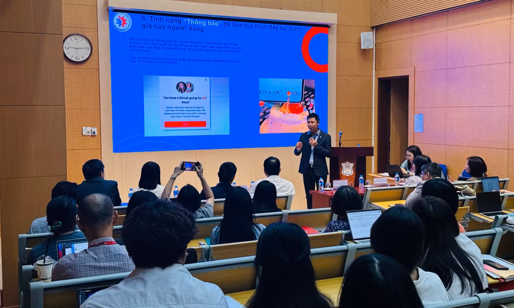 Ông Cao Hoàng Nam chia sẻ nghiên cứu về "Mối liên hệ giữa mạng xã hội và sức khỏe tâm thần.