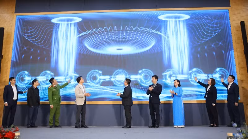 Các đại biểu bấm nút chính thức triển khai dịch vụ xác thực điện tử của nhà thuốc FPT Long Châu qua VNeID. Các đại biểu bấm nút chính thức triển khai dịch vụ xác thực điện tử của nhà thuốc FPT Long Châu qua VNeID.