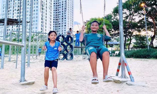 Các em học sinh mới đã được đón nhận hòa nhập cùng các bạn học sinh cũ.