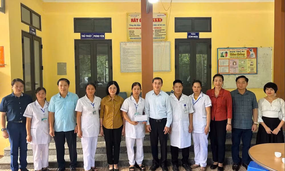 Trao quà cho đội ngũ cán bộ y tế.