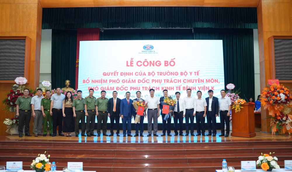 Đại diện Bộ Y tế, ban lãnh đạo Bệnh viện K và các đơn vị chúc mừng hai tân phó giám đốc. Đại diện Bộ Y tế, ban lãnh đạo Bệnh viện K và các đơn vị chúc mừng hai tân phó giám đốc.