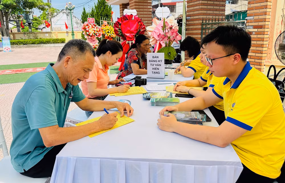 Anh Hoàng Quốc Tuấn đăng ký hiến mô, bộ phận cơ thể người sau khi chết/chết não Anh Hoàng Quốc Tuấn đăng ký hiến mô, bộ phận cơ thể người sau khi chết/chết não
