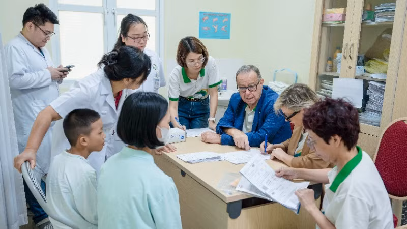 Đoàn chuyên gia cùng thăm khám cho trẻ tại Bệnh viện Hữu nghị Việt Đức.