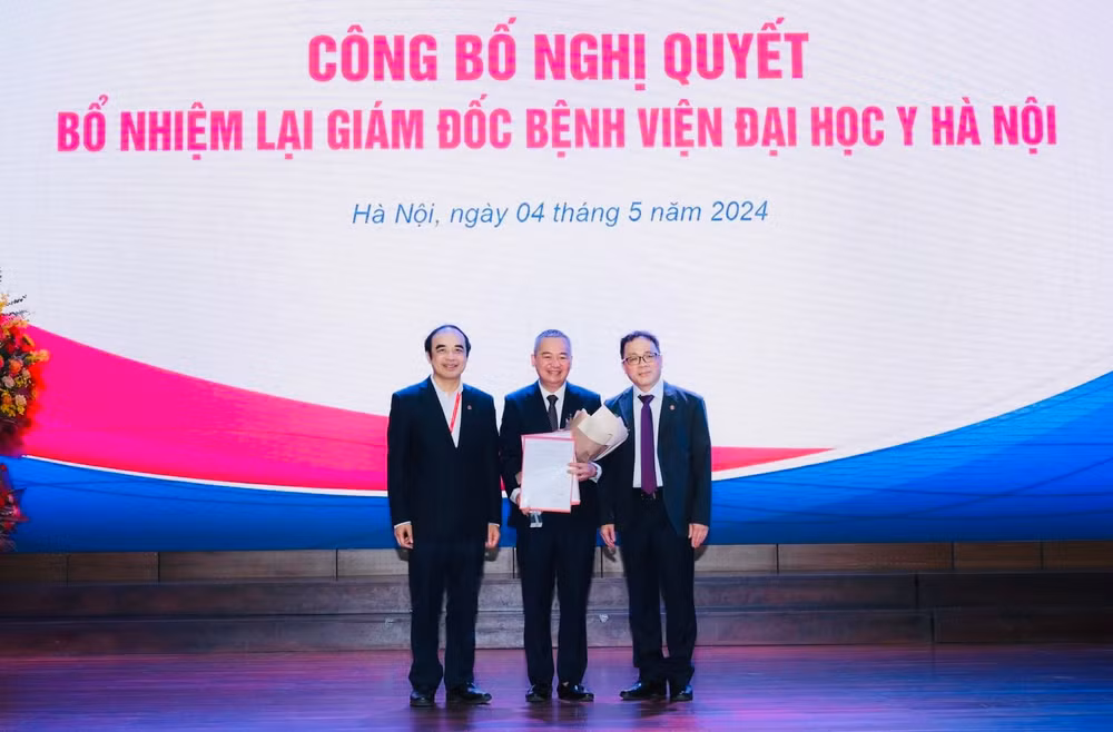 Lãnh đạo Trường đại học Y Hà Nội trao Nghị quyết, Quyết định bổ nhiệm lại Giám đốc Bệnh viện Đại học Y Hà Nội nhiệm kỳ 2024 -2029 cho PGS,TS Nguyễn Lân Hiếu.