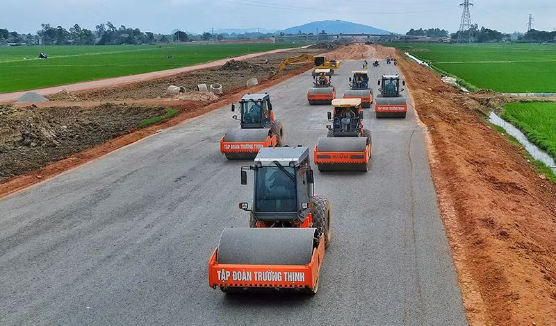 Các nhà thầu tăng giờ thi công, bù lại tiến độ, phấn đấu thông xe kỹ thuật 4 dự án thành phần cao tốc bắc-nam cuối năm nay.