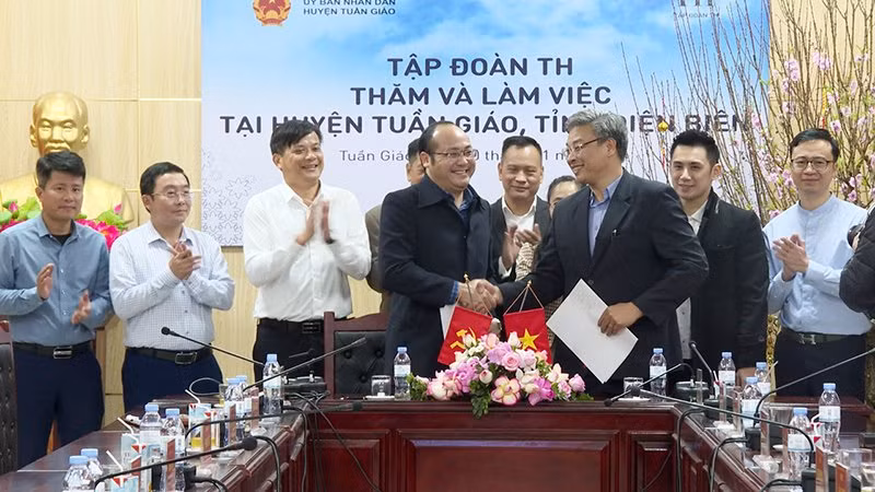UBND huyện Tuần Giáo ký Biên bản ghi nhớ với Tập đoàn TH về hợp tác phát triển vùng lõi mắc ca giai đoạn I trên địa bàn huyện.