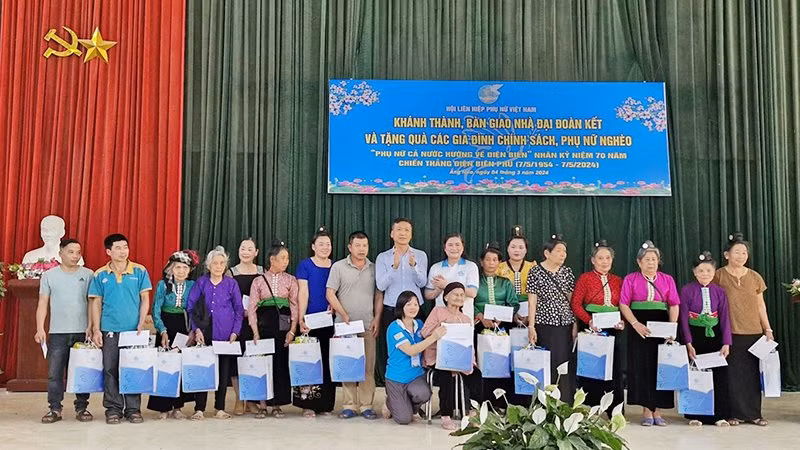 Quỹ Vì tầm vóc Việt, Ngân hàng TMCP Bắc Á phối hợp Hội Liên hiệp Phụ nữ Việt Nam trao 200 suất quà tặng mẹ liệt sĩ, gia đình chính sách, nữ đảng viên cao tuổi và nhân chứng lịch sử tại 4 xã thuộc tỉnh Điện Biên. Quỹ Vì tầm vóc Việt, Ngân hàng TMCP Bắc Á phối hợp Hội Liên hiệp Phụ nữ Việt Nam trao 200 suất quà tặng mẹ liệt sĩ, gia đình chính sách, nữ đảng viên cao tuổi và nhân chứng lịch sử tại 4 xã thuộc tỉnh Điện Biên.