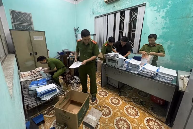 Cơ quan Công an thực hiện khám xét khẩn cấp tại các trung tâm đăng kiểm xe cơ giới Đà Nẵng tối 9/2. Cơ quan Công an thực hiện khám xét khẩn cấp tại các trung tâm đăng kiểm xe cơ giới Đà Nẵng tối 9/2.
