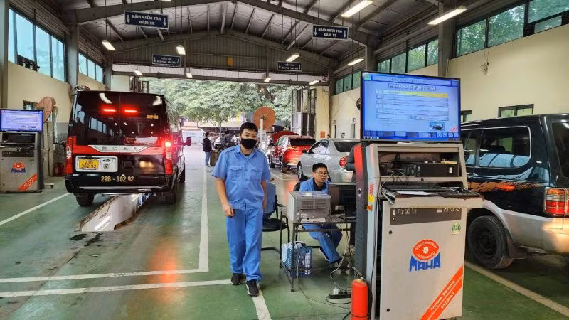Kiểm định phương tiện tại một trung tâm đăng kiểm ở Hà Nội.