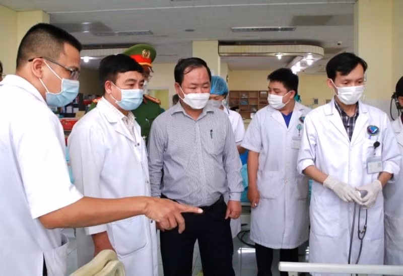Phó Chủ tịch Ủy ban nhân dân tỉnh Nguyễn Hồng Quang đề nghị y, bác sĩ Bệnh viện Đa khoa Trung ương Quảng Nam tập trung điều trị các nạn nhân bị thương. (Ảnh TC)