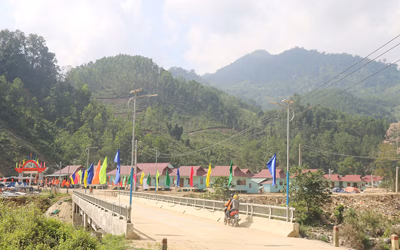Quảng Nam luôn gắn công tác sắp xếp dân cư và xóa nhà tạm với Chương trình mục tiêu quốc gia giảm nghèo bền vững. Trong ảnh: Khu dân cư Bằng La, xã Trà Leng, huyện Nam Trà My (Quảng Nam).