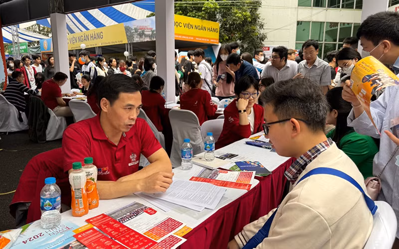 Giảng viên, sinh viên của các trường nhiệt tình tư vấn cho học sinh và phụ huynh.