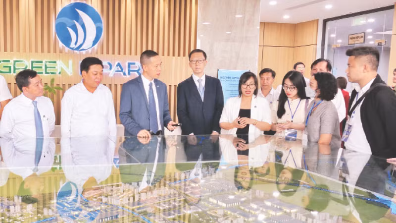 Chủ đầu tư Green i-Park giới thiệu về Khu công nghiệp Liên Hà Thái trên sa bàn với các nhà đầu tư nước ngoài.
