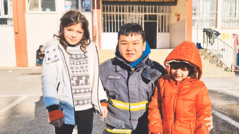 Thượng úy Nguyễn Duy Tuấn với các trẻ em Thổ Nhĩ Kỳ.