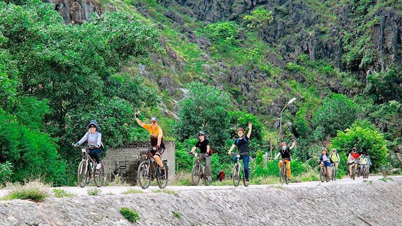 Tour đạp xe khám phá vẻ đẹp Ninh Bình. (Ảnh YẾN TRẦN)