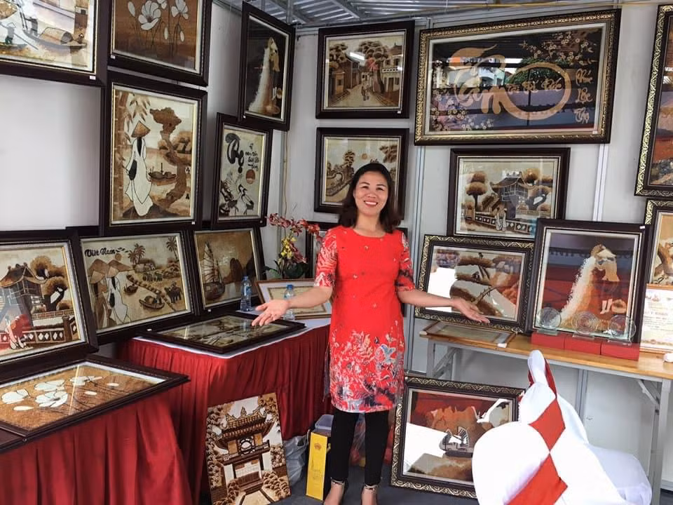 Chị Nguyễn Thị Vân, xã Đông Xuân, huyện Sóc Sơn (Hà Nội) bên các tác phẩm tranh gạo.