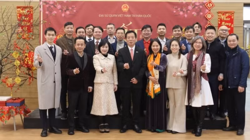 Lãnh đạo Đại sứ quán chụp ảnh với cán bộ các cơ quan đại diện Việt Nam tại buổi gặp mặt đầu năm mới ngày 29/1. (Ảnh: Đức Thắng/TTXVN)