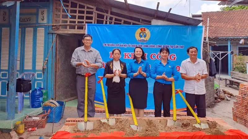 Liên đoàn Lao động thành phố Cần Thơ khởi công xây dựng nhà mái ấm công đoàn tặng đoàn viên có hoàn cảnh khó khăn.