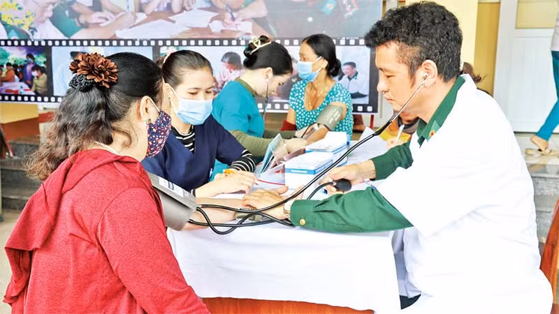 Cán bộ quân y Bộ đội Biên phòng khám bệnh miễn phí cho người dân vùng biên giới.