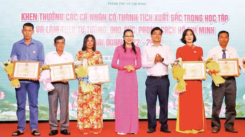 Khen thưởng các cá nhân có thành tích xuất sắc trong học tập và làm theo tư tưởng, đạo đức, phong cách Hồ Chí Minh.