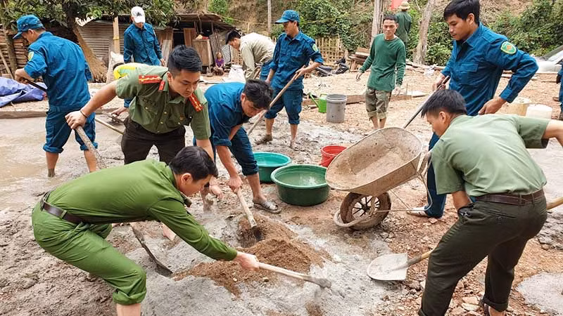 Công an huyện Tương Dương (Nghệ An) cùng lực lượng dân quân hỗ trợ người dân làm móng nhà ở xã Xiêng My.