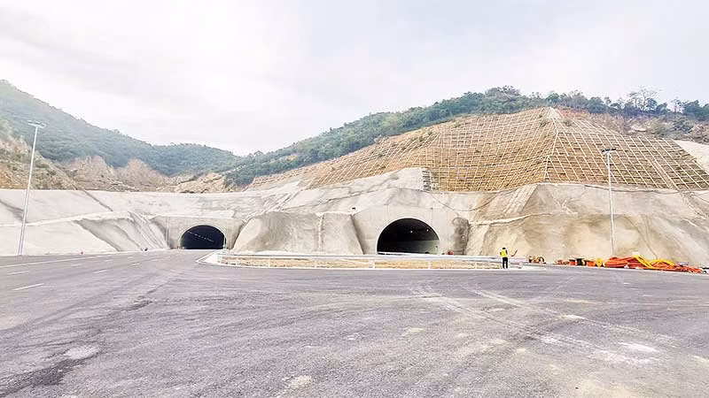 Hầm Dốc Sạn dài 700m với hai ống, là hầm đường bộ cao tốc đầu tiên ở Việt Nam áp dụng công nghệ mới, thảm nhựa polymer chống thấm, tạo độ bằng phẳng như mặt đường bình thường.
