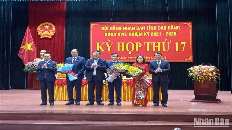 Lãnh đạo tỉnh Cao Bằng tặng hoa các đồng chí được miễn nhiệm, bầu bổ sung chức danh Phó Chủ tịch Ủy ban nhân dân tỉnh và Phó Chủ tịch Hội đồng nhân dân tỉnh.