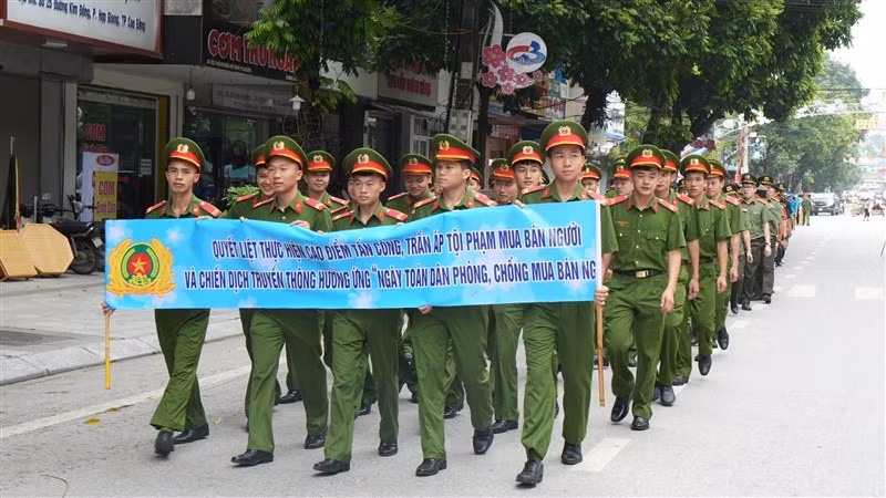 Cán bộ, chiến sỹ Công an diễu hành nâng cao nhận thức về phòng, chống tội phạm mua bán người.