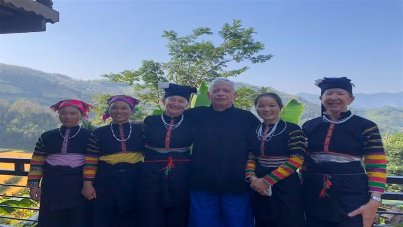 Du khách nước ngoài thích thú trong trang phục của đồng bào dân tộc Lô Lô ở xóm Khuổi Khon.