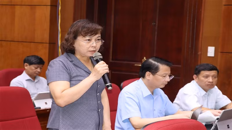 Giám đốc Sở Nội vụ tỉnh Cao Bằng phát biểu ý kiến về công tác cải cách hành chính ở Cao Bằng.