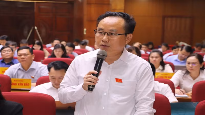 Đại biểu Hội đồng nhân dân tỉnh Cao Bằng phát biểu ý kiến thảo luận.