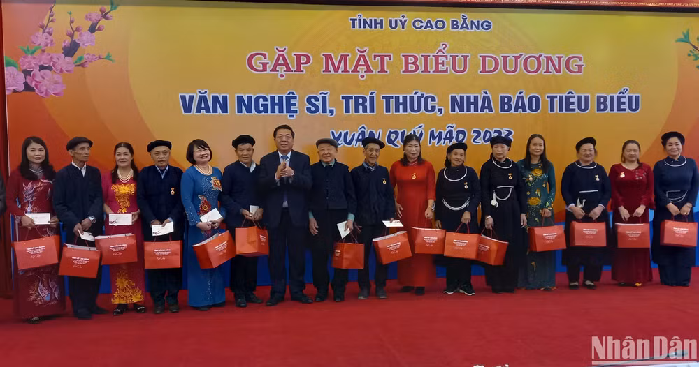Bí thư Tỉnh ủy Cao Bằng Trần Hồng Minh tặng quà văn nghệ sĩ, trí thức, nhà báo tiêu biểu.
