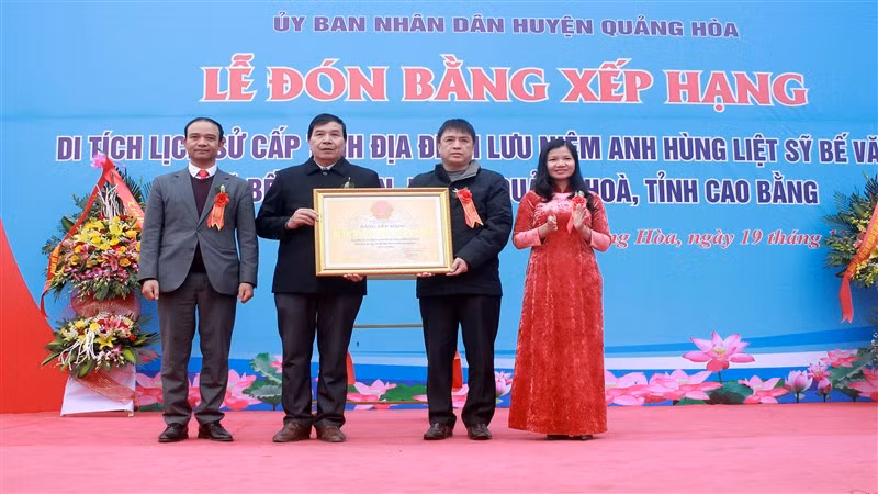 Lãnh đạo Ủy ban nhân dân huyện Quảng Hòa đón nhận Bằng công nhận Địa điểm lưu niệm Anh hùng liệt sĩ Bế Văn Đàn là di tích lịch sử cấp tỉnh.