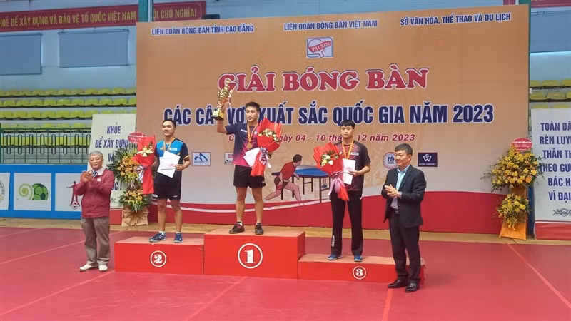 Ban tổ chức trao huy chương nội dung đơn nam.