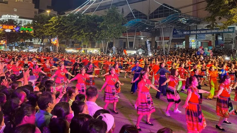 Đồng diễn dân vũ của 250 diễn viên quần chúng tại phố đi bộ Kim Đồng, thành phố Cao Bằng. (Ảnh: Cao Bằng Hóng)