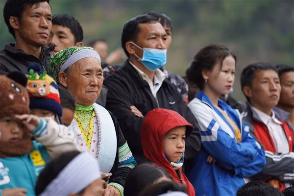 Khán giả thuộc nhiều lứa tuổi chăm chú theo dõi các trận chọi bò. Khán giả thuộc nhiều lứa tuổi chăm chú theo dõi các trận chọi bò.