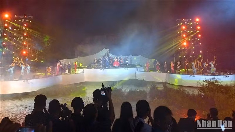 Chương trình nghệ thuật tại đêm khai mạc lễ hội.