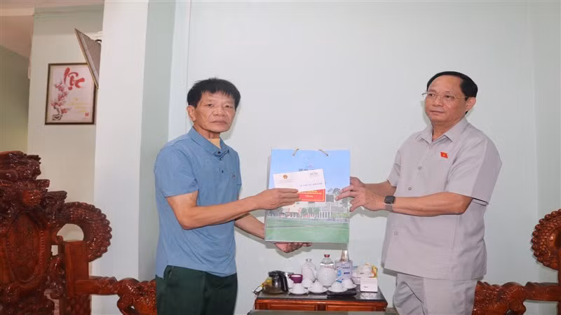 Thượng tướng Trần Quang Phương, Phó Chủ tịch Quốc hội tặng quà gia đình chính sách tại huyện Trùng Khánh, tỉnh Cao Bằng. Thượng tướng Trần Quang Phương, Phó Chủ tịch Quốc hội tặng quà gia đình chính sách tại huyện Trùng Khánh, tỉnh Cao Bằng.